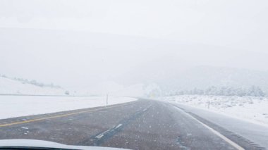 POV-Elektrikli araç Batı Colorado 'daki bir kış fırtınası sırasında I-70 otoyolunda ustaca yol alırken yakalandı..