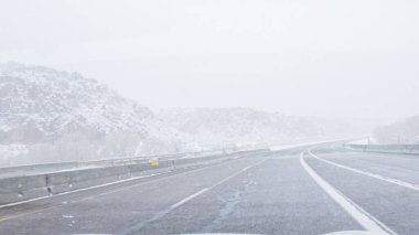 POV-Elektrikli araç Batı Colorado 'daki bir kış fırtınası sırasında I-70 otoyolunda ustaca yol alırken yakalandı..
