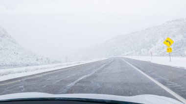 POV-Elektrikli araç Batı Colorado 'daki bir kış fırtınası sırasında I-70 otoyolunda ustaca yol alırken yakalandı..