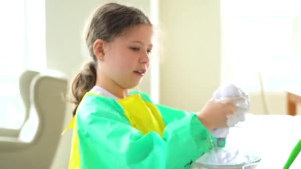 Modern Bir Mutfakta Evde Eğitim Görmüş Bir Kız Yaratıcılığını Problem — Stok video