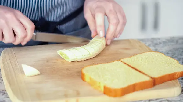 Een Moderne Witte Keuken Worden Botergebakken Banaan Brioche Brood Bereid — Stockfoto