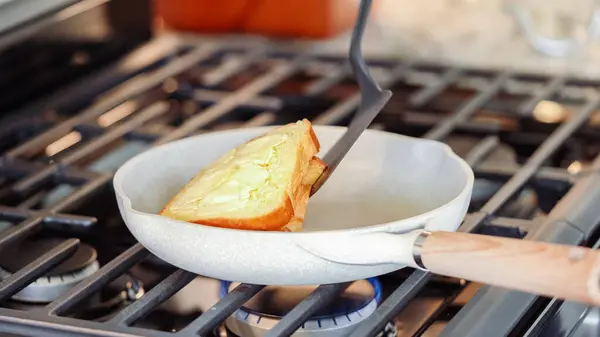 Modern Beyaz Bir Mutfak Muz Dilimleri Brioche Ekmek Cızırtısı Içinde — Stok fotoğraf