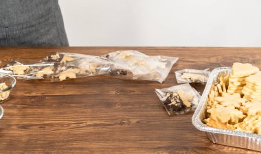 Dikkatlice paketlenmiş Noel kurabiyeleri, çikolataya batırılmış ve şeffaf selofan ambalajla sunulmuş, bayram hediyesi olarak mükemmel..