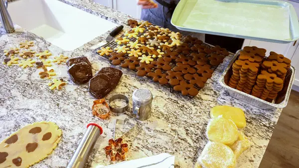 現代の台所のエレガントな大理石のカウンターでジンジャーブレッドクッキー生地をロールアウトするために調整可能なローリングピンを使用して お祝いの休日のベーキングの準備をします — ストック写真