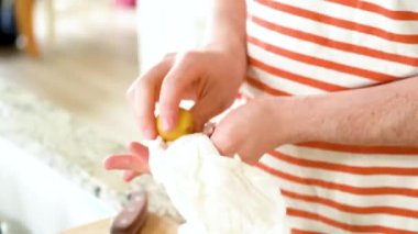 Modern bir mutfağın çağdaş atmosferinde genç bir adam akşam yemeği hazırlıklarıyla meşgul olur. Şimdiki aktivitesi titizlikle küçük gökkuşağı patateslerini tahta kesme tahtasında ikiye bölmeyi gerektiriyor.