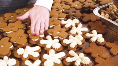 Zencefilli kurabiye sandviçi ve yumurta likörlü tereyağı. Noel hediyesi olarak sade bir ahşap masada sunuluyor..