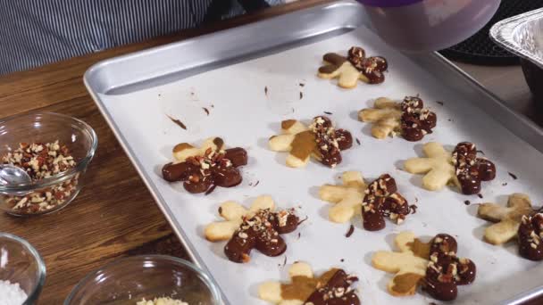 Yıldız Şeklinde Kurabiyeler Hazırlıyorum Çikolataya Yarı Daldırılmış Bayram Için Naneli — Stok video