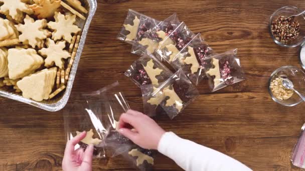 Düz Yatıyordu Dikkatlice Paketlenmiş Noel Kurabiyeleri Çikolataya Batırılmış Şeffaf Selofan — Stok video