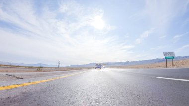 Nevada 'dan Kaliforniya' ya bir yolculuğa çıkmak, 15. Otoyol 'da sürmek, manzaralı manzaralar ve eyaletler arasında heyecanlı bir yolculuk sunuyor..