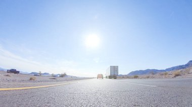 Nevada 'dan Kaliforniya' ya bir yolculuğa çıkmak, 15. Otoyol 'da sürmek, manzaralı manzaralar ve eyaletler arasında heyecanlı bir yolculuk sunuyor..