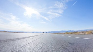 Nevada 'dan Kaliforniya' ya bir yolculuğa çıkmak, 15. Otoyol 'da sürmek, manzaralı manzaralar ve eyaletler arasında heyecanlı bir yolculuk sunuyor..