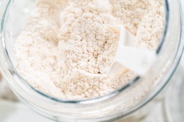 Cam bir kasenin içindeki bileşenleri birleştirmek, bir çırpıcıyla karıştırmak, limonlu-yabanmersinli kek hazırlamak..