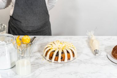 Bu enfes pişirme yolculuğunun son aşaması ipek krem peyniri kremalı kremayı soğutulmuş keklerin üzerine dökerek karşı konulmaz bir ziyafet yaratmayı içeriyor..