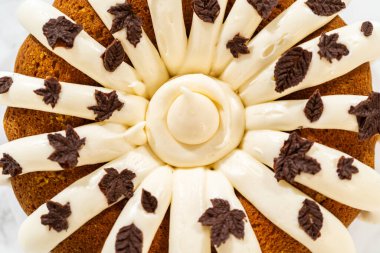 Balkabaklı kek krem peynirli krema ve çikolata yapraklı süsleme.