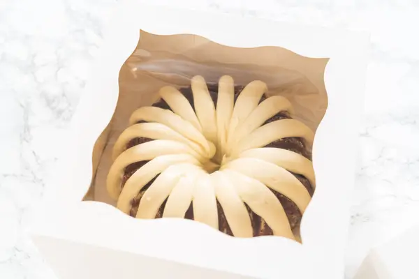 Świeżo Upieczone Ciastka Pakowane Starannie Białe Papierowe Pudełka Przygotowując Bezpiecznego — Zdjęcie stockowe
