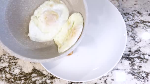 Biały Talerz Zawiera Kawałek Złotobrązowego Toastu Dwa Smażone Jajka Podawane — Wideo stockowe