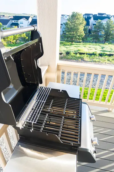 双燃烧器烤架 随时可使用 方便地放置在郊区一个住宅的阳台上 预示着一个愉快的壁画烹调体验 — 图库照片