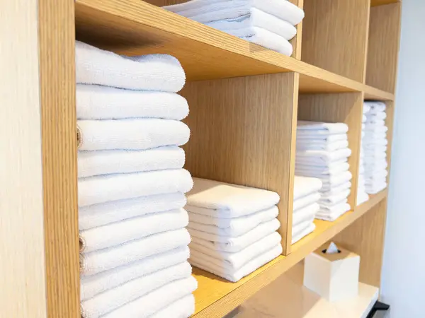 Fluffy White Towels Orderly Arranged Bamboo Shelving — Stock Photo, Image