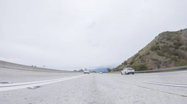Kaliforniya HWY 134 Pasadena yakınlarında bulutlu bir kış günü.