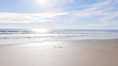 Kaliforniya 'daki El Capitan Eyalet Sahili' nin geniş kumları kış boyunca boş ve huzurlu uzanır..