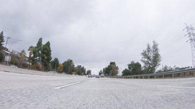 Kaliforniya HWY 134 Pasadena yakınlarında bulutlu bir kış günü.