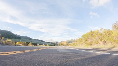 Güneşli bir kış gününün güzelliğiyle Las Cruces yakınlarındaki HWY 1 'de gezinen Kaliforniya, berrak mavi gökyüzünün arka planına karşı fevkalade kıyı manzarası sunuyor..