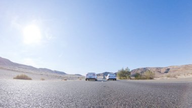 HWY 15, California, ABD-3 Aralık 2022 Nevada 'dan Kaliforniya' ya bir yolculuğa çıkan, gün içinde 15. otoyolda araba kullanan eyaletler arasında manzaralı manzaralar ve heyecan verici bir yolculuk sunuyor..