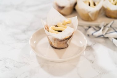 Taze pişmiş mayasız tarçınsız çörekler tarçın dolgulu ve doğranmış cevizli..