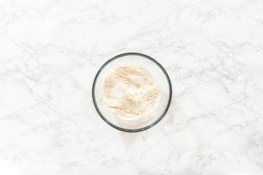 Düz yatıyordu. Kuru malzemelerle bardaktaki çırpma kabını karıştırıp mayasız tarçınlı kek pişirmek..