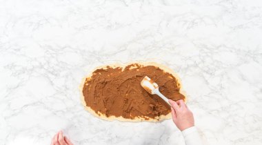 Düz yatıyordu. Ekmek hamurunu tarçınla doldurmak ve tarçınsız çörek pişirmek için ceviz doğramak..