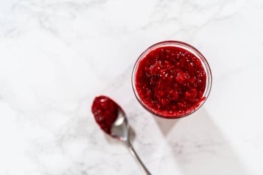 Taze yapılmış ahududu keki dikkatlice cam bir kavanoza doldurulur. Her türlü tatlıya meyveli bir tat katmak için kullanılmaya hazırdır..