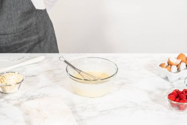 Bir çırpma makinesiyle, ölçülen malzemeler bir araya gelir. Pasta hamurunu bu lezzetli keke hazırlamak için ustalıkla karıştırılır..