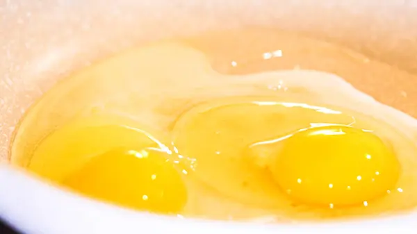 Levendige Dooiers Glanzen Rode Spatel Midden Van Eieren Koken Gespikkelde — Stockfoto