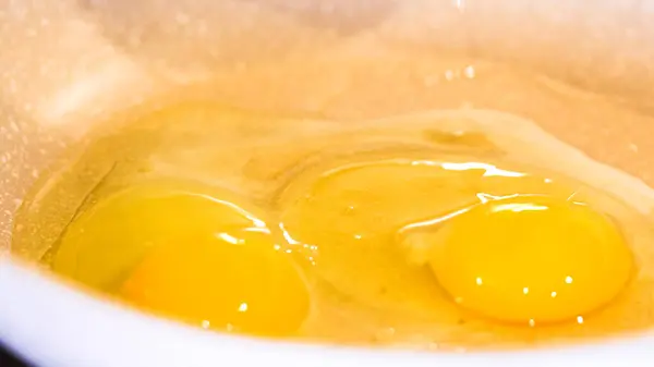 Lebhafte Dotter Glänzen Roter Spachtel Inmitten Von Kochenden Eiern Gesprenkelten — Stockfoto