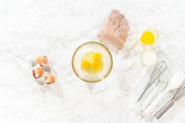 Düz yatıyordu. El çırpma makinesiyle, malzemeler cam karıştırma kabında ustalıkla karıştırılarak nefis bir çikolatalı kek elde ediliyor..