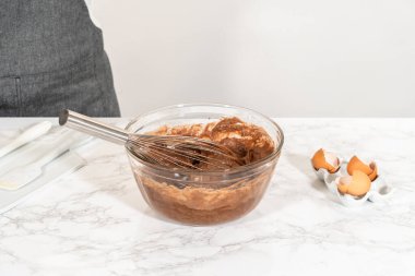 El çırpma makinesiyle, malzemeler cam karıştırma kabında ustalıkla karıştırılarak nefis bir çikolatalı kek elde ediliyor..