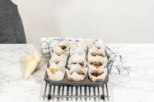 Kaval Çantasındaki Krem Peynirli Kremayla Mayasız Tarçınsız Çörekleri Süslüyor — Stok fotoğraf