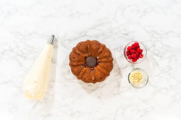 Piatto Con Precisione White Chocolate Raspberry Bundt Cake Viene Accuratamente — Foto Stock