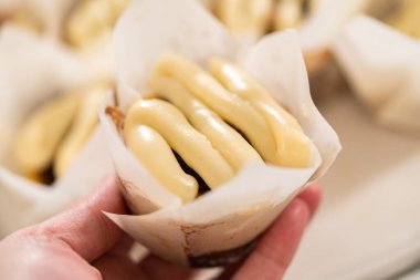 Taze pişmiş mayasız tarçınsız çörekler tarçın dolgulu ve doğranmış cevizli..