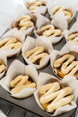 Kaval çantasındaki krem peynirli kremayla mayasız tarçınsız çörekleri süslüyor..