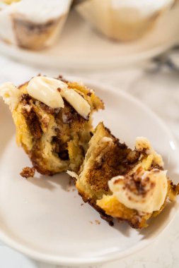 Taze pişmiş mayasız tarçınsız çörekler tarçın dolgulu ve doğranmış cevizli..