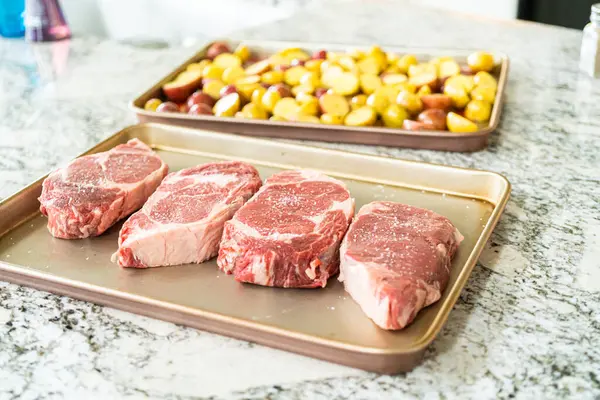 Modern Beyaz Bir Mutfakta Baharatlı Bir Pirzola Bifteği Güzel Mermerleriyle — Stok fotoğraf