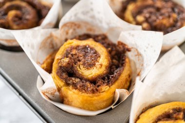 Kaval çantasındaki krem peynirli kremayla mayasız tarçınsız çörekleri süslüyor..