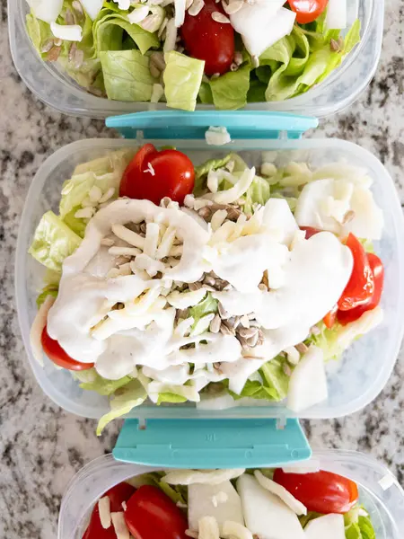サラダとドレッシングでいっぱいの容器 便利なランチタイムの食事の準備 — ストック写真