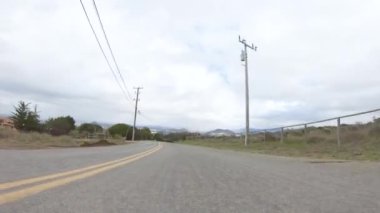 Santa Maria, California, ABD-6 Aralık 2022-Araç bulutlu bir kış gününde Morro Bay, Kaliforniya sokaklarında dolaşır. Hava karamsar ve sakin bulutlu bir gökyüzü gibi