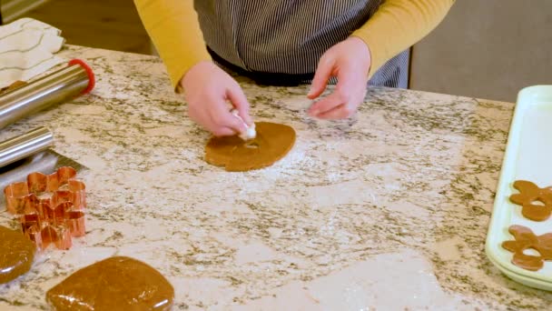 Μια Σύγχρονη Λευκή Κουζίνα Ζύμη Μπισκότων Από Μελόψωμο Τυλίγεται Επιδέξια — Αρχείο Βίντεο