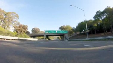 Santa Maria, California, ABD-6 Aralık 2022-Kış gününde San Luis Obispo, Kaliforniya yakınlarındaki ikonik 1. Otoyol boyunca bir araba ilerliyor. Çevresindeki manzara kahverengimsi ve bastırılmış.