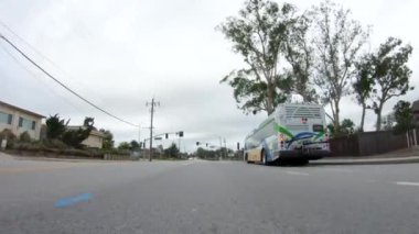 Santa Maria, California, ABD-6 Aralık 2022-Araç bulutlu bir kış gününde Morro Bay, Kaliforniya sokaklarında dolaşır. Hava karamsar ve sakin bulutlu bir gökyüzü gibi