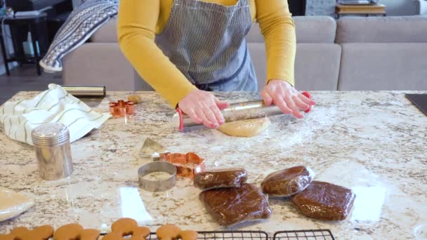 Una Cucina Bianca Contemporanea Impasto Biscotti Pan Zenzero Sapientemente Steso — Video Stock