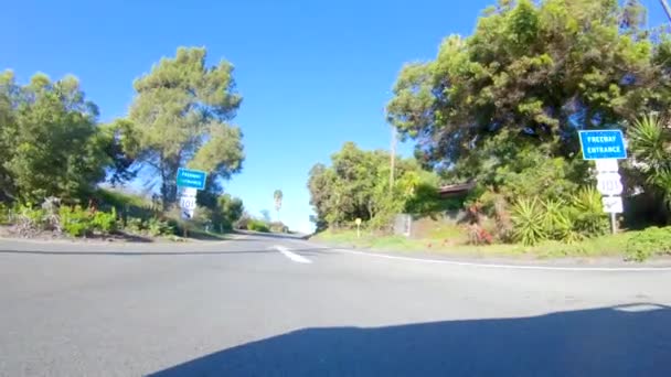 2022年12月6日 在一个寒冷的冬日 一辆汽车沿着加州圣路易斯奥比斯波 San Luis Obispo 附近标志性的1号公路巡航 周围的风景是棕色和柔和的 — 图库视频影像